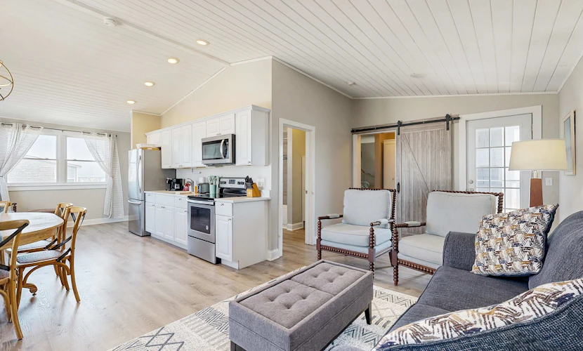 Oceanfront hotel suite at beachfront Sandbars Inn with balcony, AC & firepit