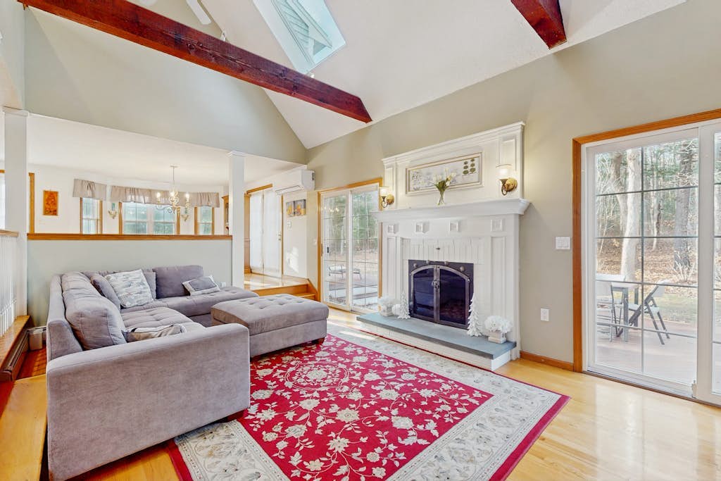 Bright coastal home close to the beach with deck, yard, AC & outdoor shower