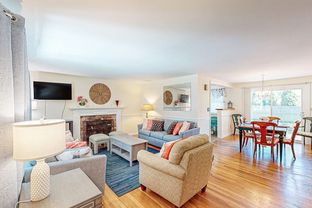 Private house close to beach & playground with grill, outdoor shower, & patio