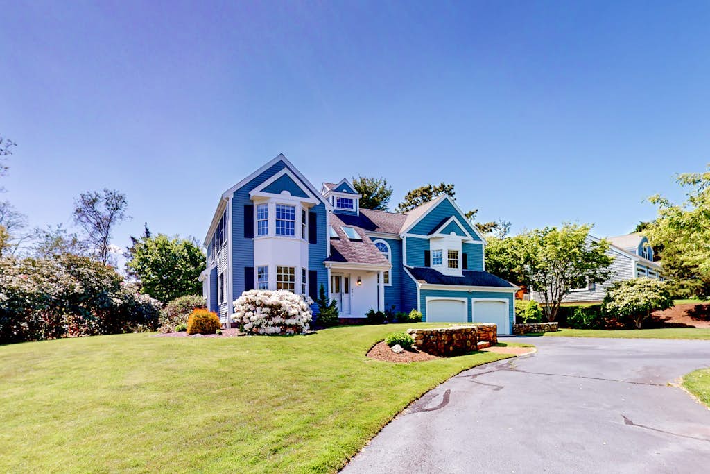 Pond view retreat with central AC, jetted tub, & large deck