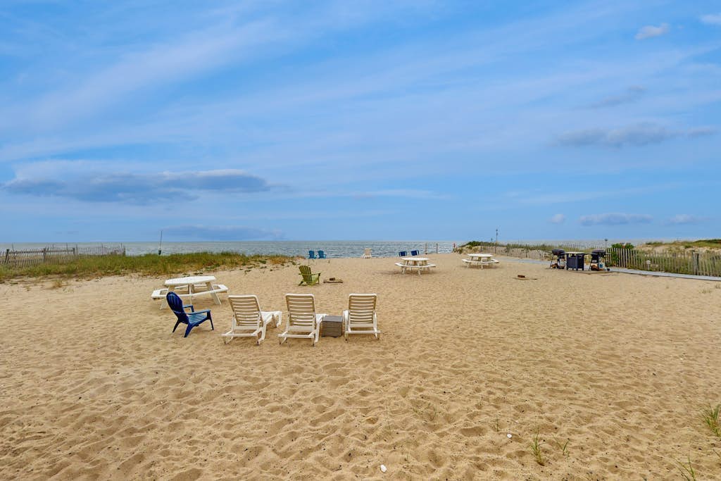 Oceanfront escape at Sandbars with stunning view, AC & alfresco dining - dogs OK