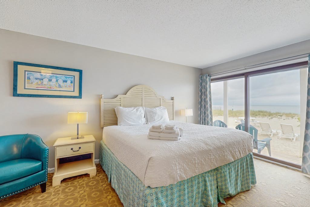 Oceanfront escape at Sandbars with stunning view, AC & alfresco dining - dogs OK