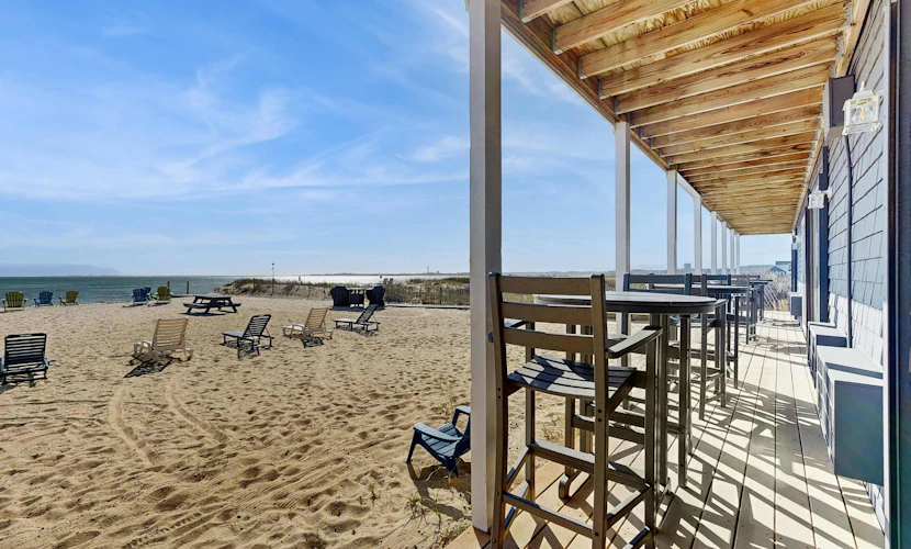 Oceanfront escape at Sandbars with stunning view, AC & alfresco dining - dogs OK