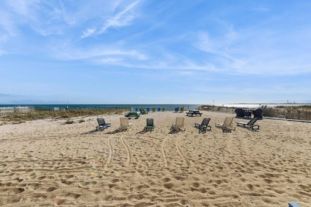 Oceanfront escape at Sandbars with stunning view, AC & alfresco dining - dogs OK