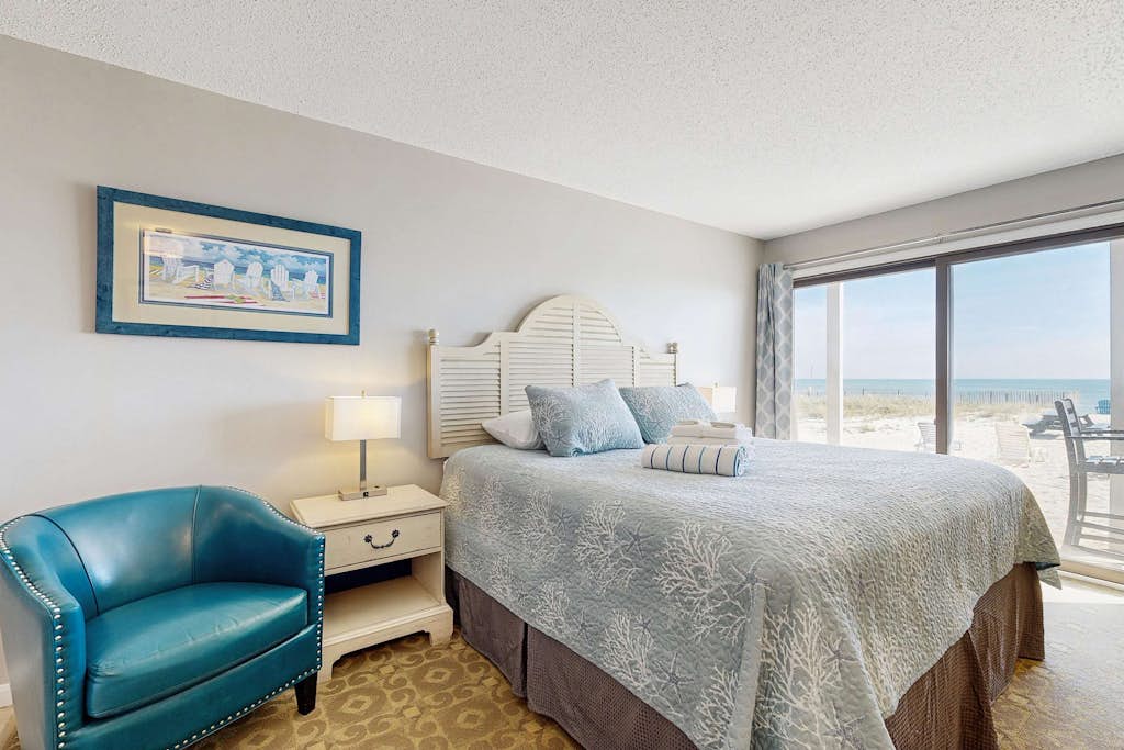 Oceanfront escape at Sandbars with stunning view, AC & alfresco dining - dogs OK