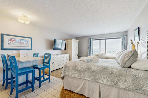 Oceanfront studio with lovely views, AC & great location - dogs welcome
