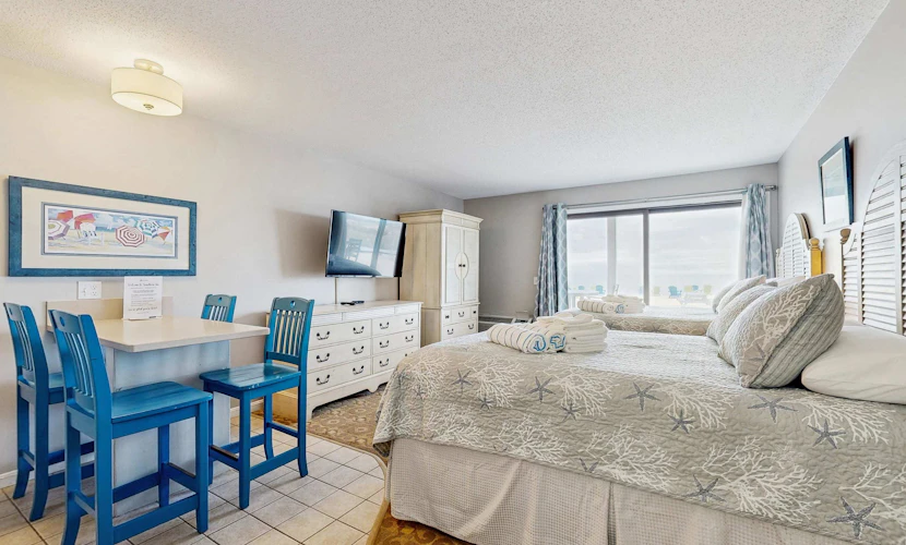 Oceanfront studio with lovely views, AC & great location - dogs welcome