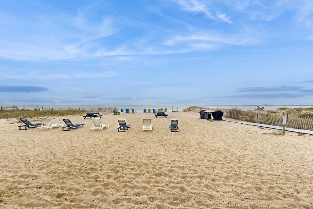 Oceanfront studio with lovely views, AC & great location - dogs welcome