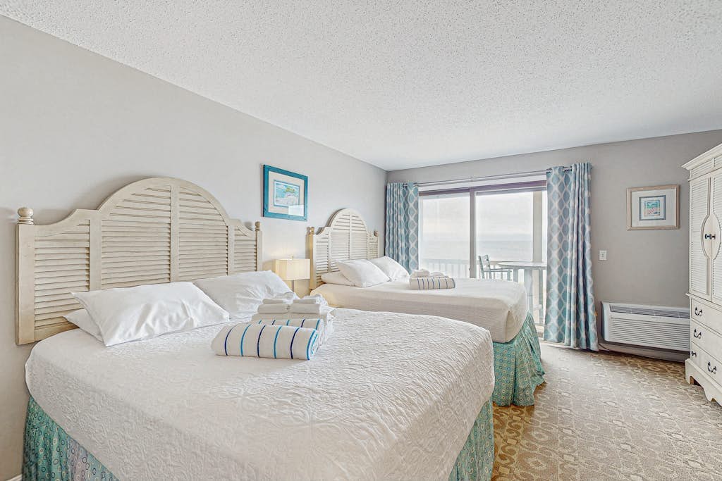 Oceanfront getaway with Bay-view balcony, full kitchen, AC,