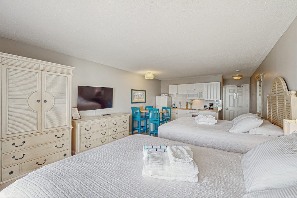 Oceanfront getaway with Bay-view balcony, full kitchen, AC,