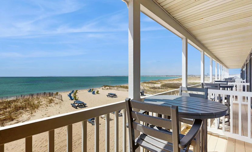 Oceanfront getaway with Bay-view balcony, full kitchen, AC,