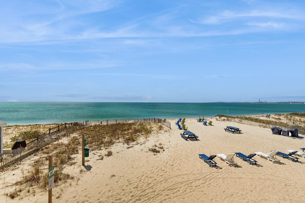 Oceanfront getaway with Bay-view balcony, full kitchen, AC,