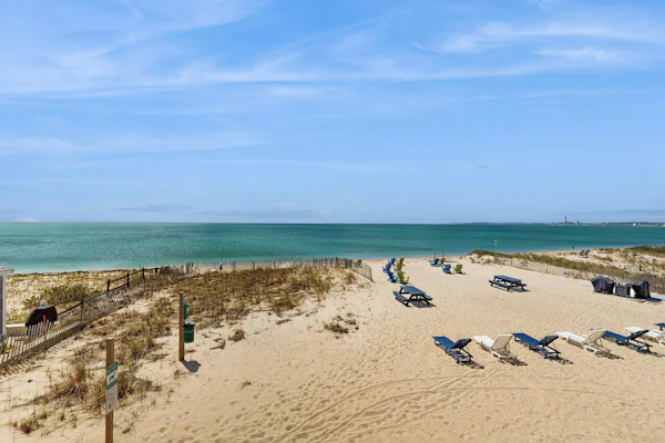 Oceanfront getaway with Bay-view balcony, full kitchen, AC,