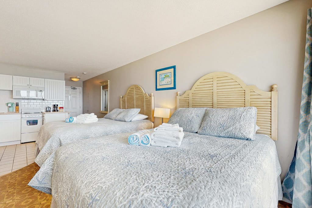 Oceanfront getaway with Bay-view balcony, full kitchen, AC,