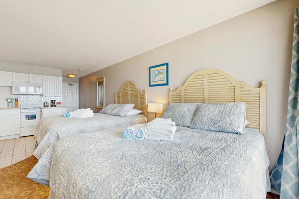 Oceanfront getaway with Bay-view balcony, full kitchen, AC,