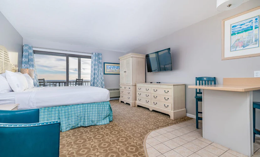 Oceanfront escape with full kitchen, bay-view balcony, AC & firepit