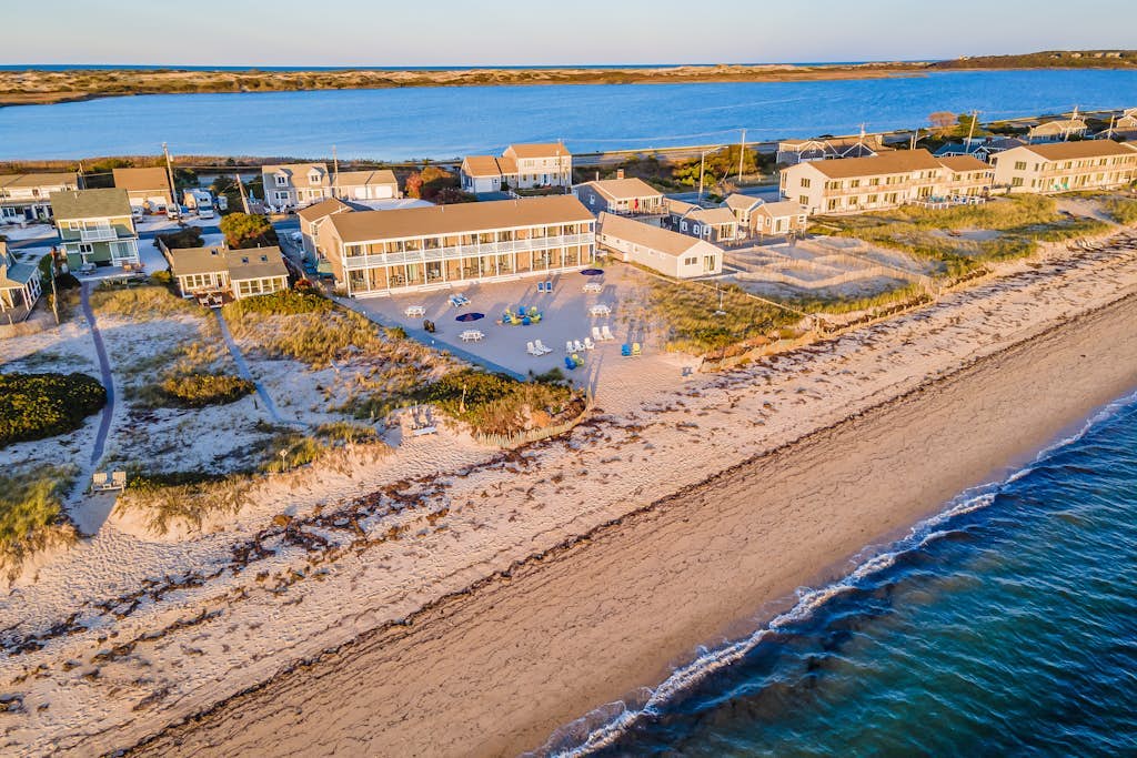 Oceanfront escape with full kitchen, bay-view balcony, AC & firepit