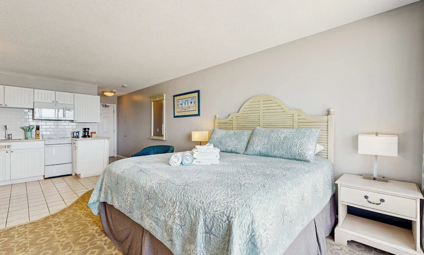 Oceanfront escape with full kitchen, bay-view balcony, AC & firepit