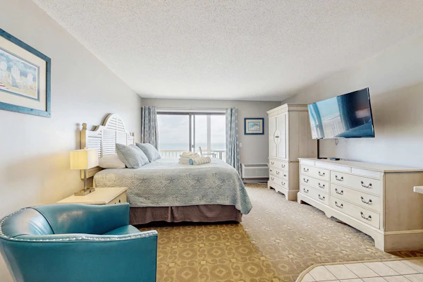 Oceanfront escape with full kitchen, bay-view balcony, AC & firepit