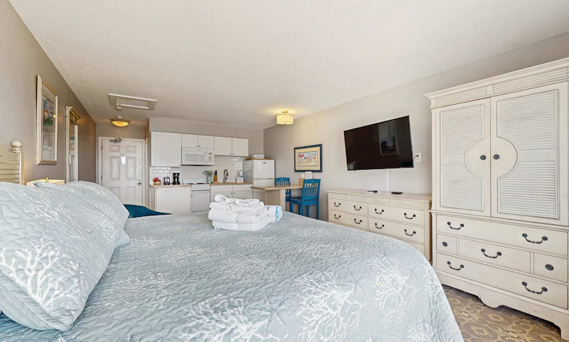 Oceanfront dream studio with full kitchen, AC, bay-view balcony & firepit