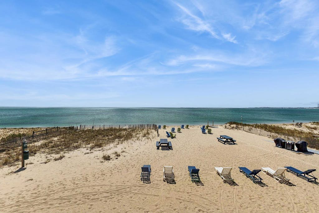 Oceanfront dream studio with full kitchen, AC, bay-view balcony & firepit