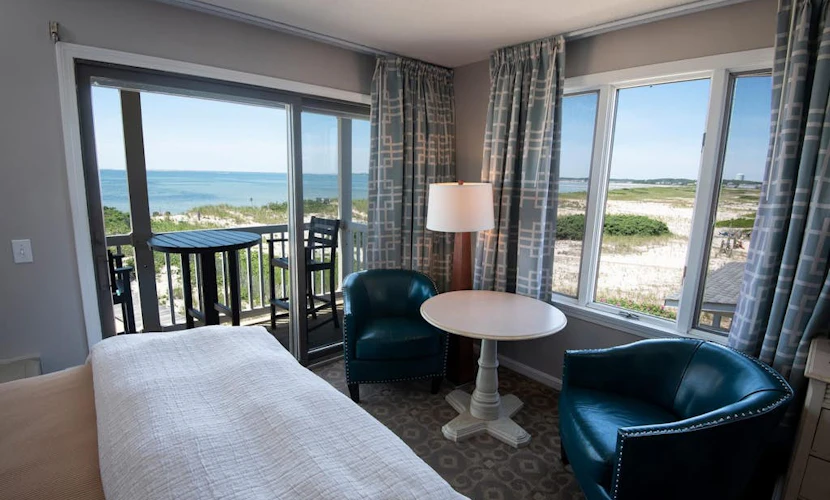 Oceanfront oasis with beautiful bay-view balcony, AC, firepit & grills