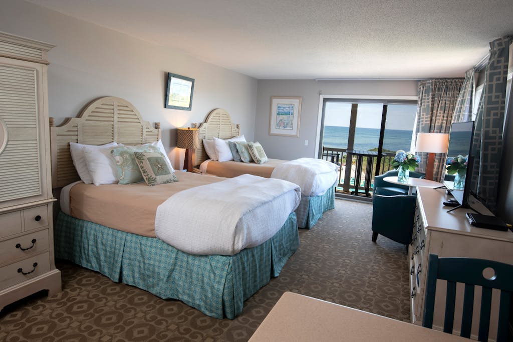 Oceanfront oasis with beautiful bay-view balcony, AC, firepit & grills