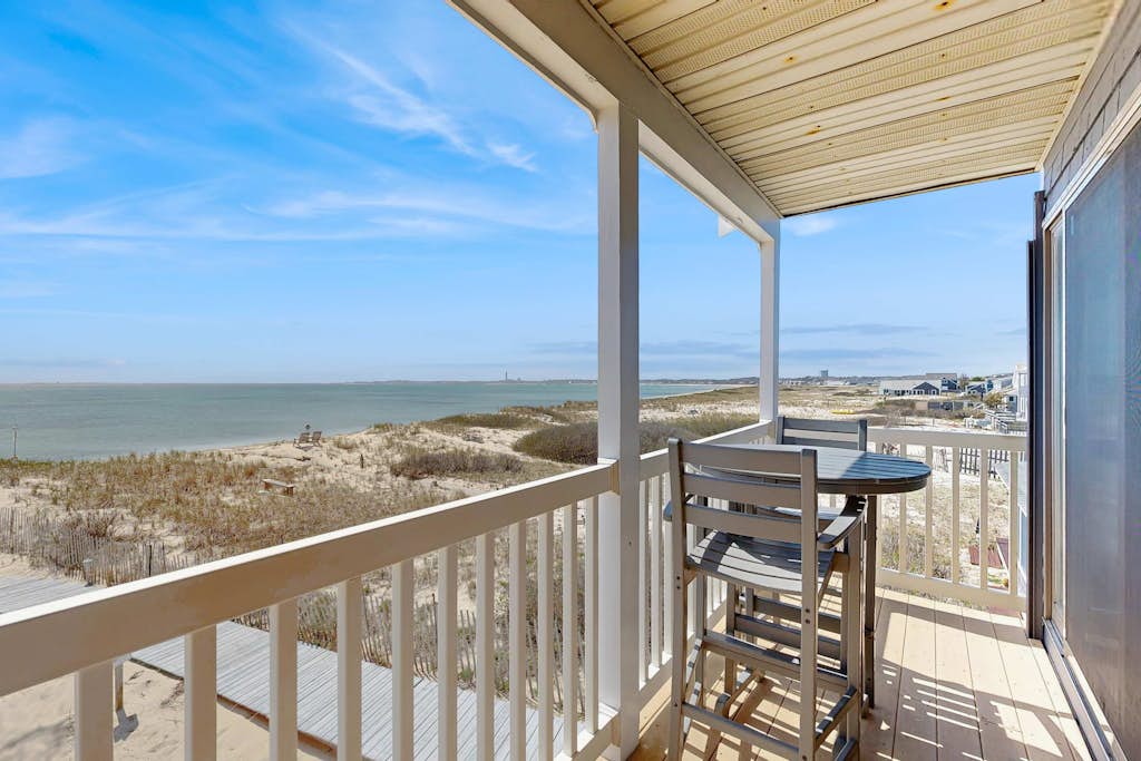Oceanfront oasis with beautiful bay-view balcony, AC, firepit & grills