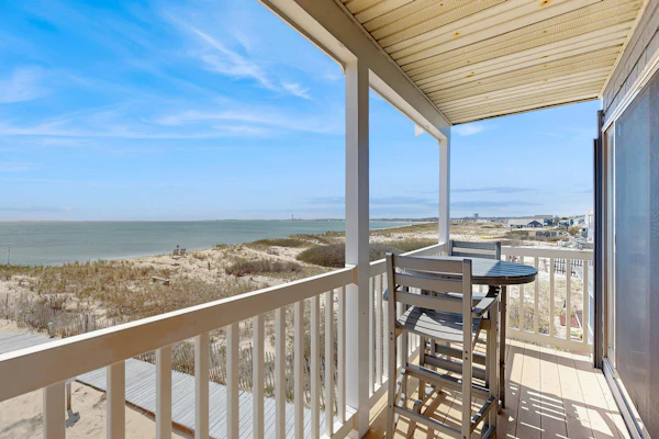Oceanfront oasis with beautiful bay-view balcony, AC, firepit & grills