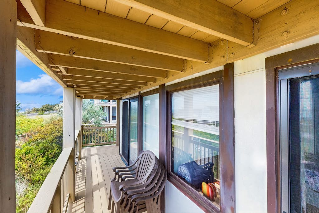 Cozy studio condo close to the beach with bay views and deck