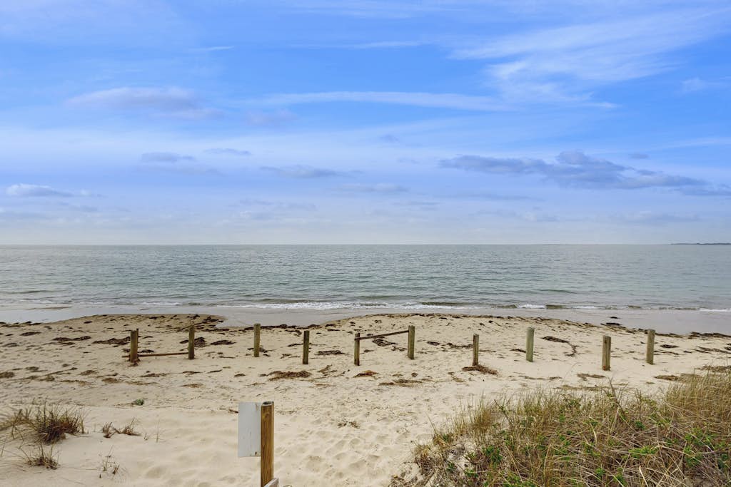 Cozy studio condo close to the beach with bay views and deck
