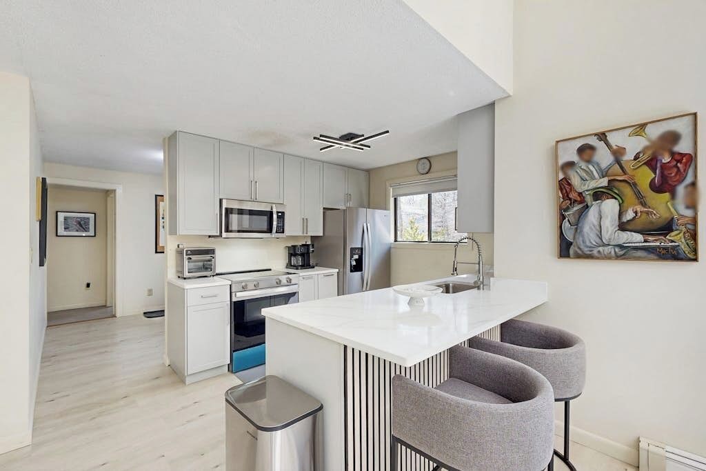 Spacious island home near Farm Neck Golf Course, the beach and town