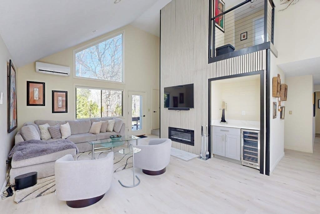 Spacious island home near Farm Neck Golf Course, the beach and town