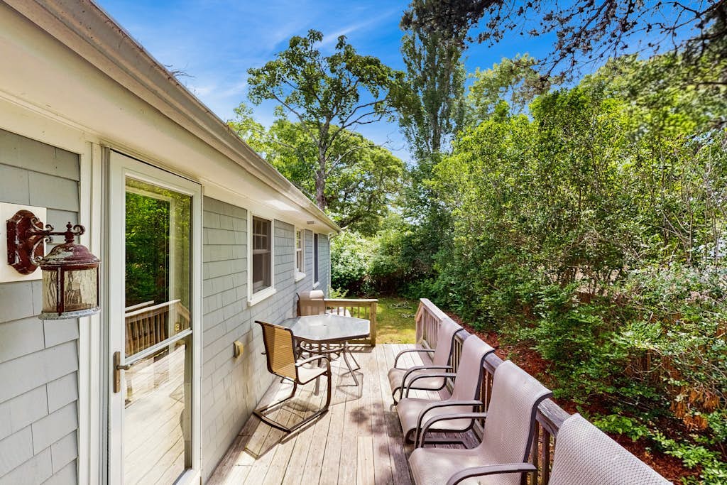 Cute & cozy cottage with a patio & gas grill in the heart of Martha's Vineyard