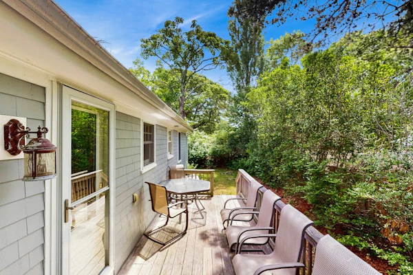 Cute & cozy cottage with a patio & gas grill in the heart of Martha's Vineyard