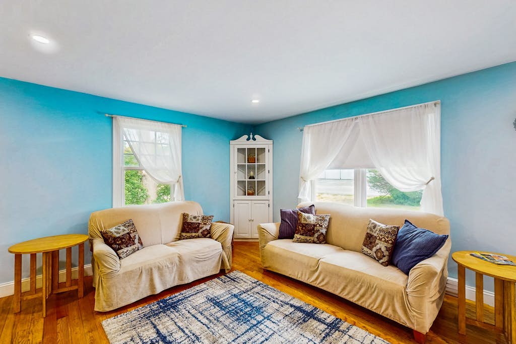 Cute & cozy cottage with a patio & gas grill in the heart of Martha's Vineyard
