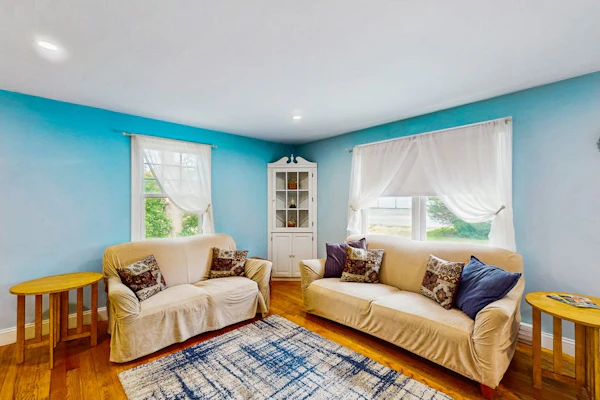 Cute & cozy cottage with a patio & gas grill in the heart of Martha's Vineyard