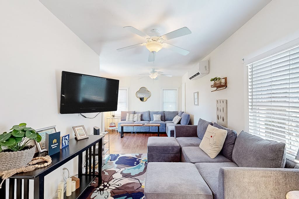 Bright old-world cottage with two porches & large yard - walk to town & beaches
