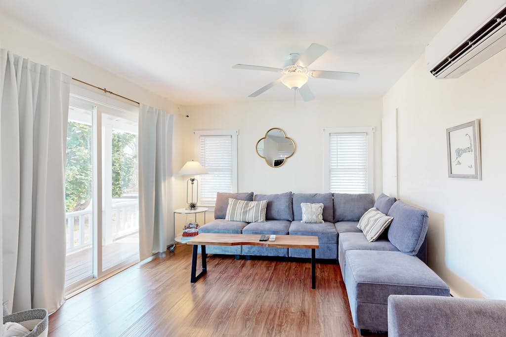 Bright old-world cottage with two porches & large yard - walk to town & beaches