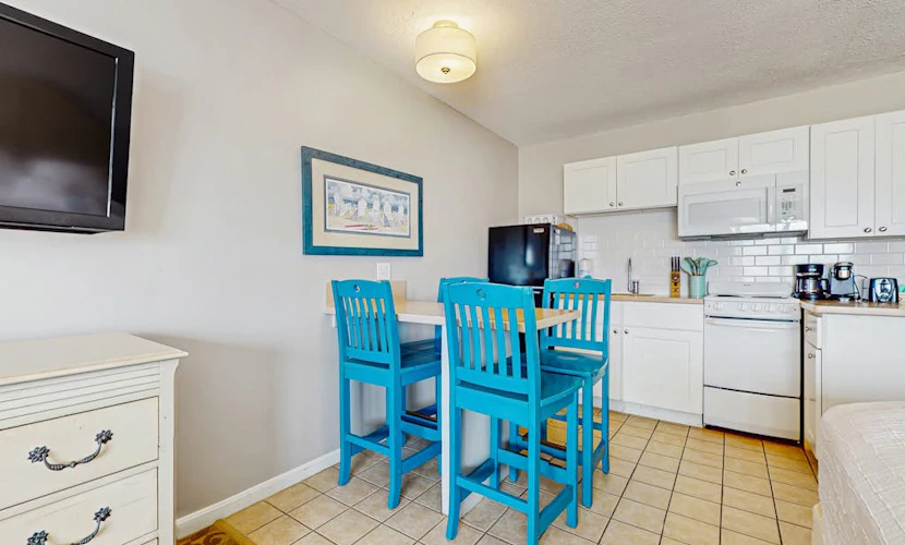 Oceanfront suite with water-view patio, AC, kitchenette & firepit, Dog-Friendly