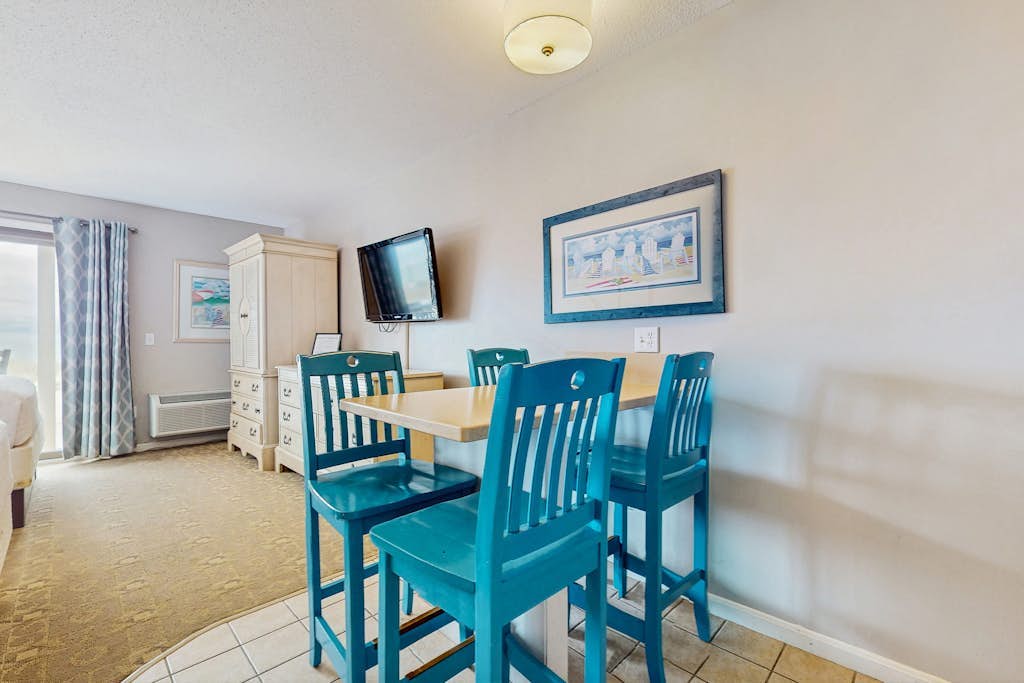 Oceanfront suite with water-view patio, AC, kitchenette & firepit, Dog-Friendly