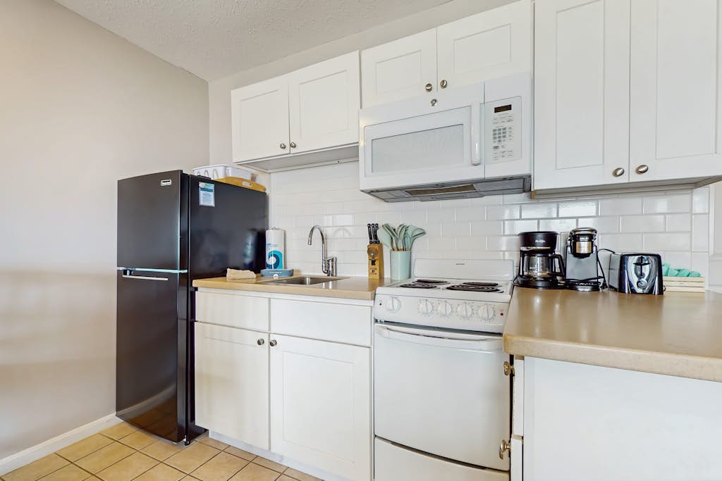 Oceanfront suite with water-view patio, AC, kitchenette & firepit, Dog-Friendly