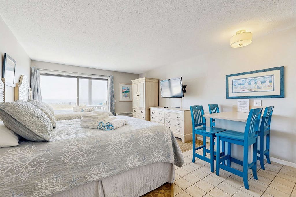 Oceanfront suite with water-view patio, AC, kitchenette & firepit, Dog-Friendly