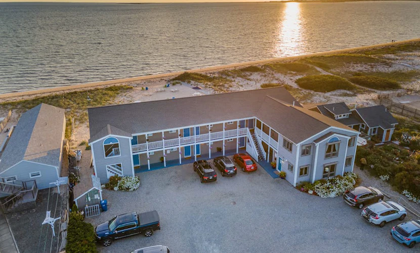 Oceanfront gem with amazing beach views, AC & WiFi - dogs welcome