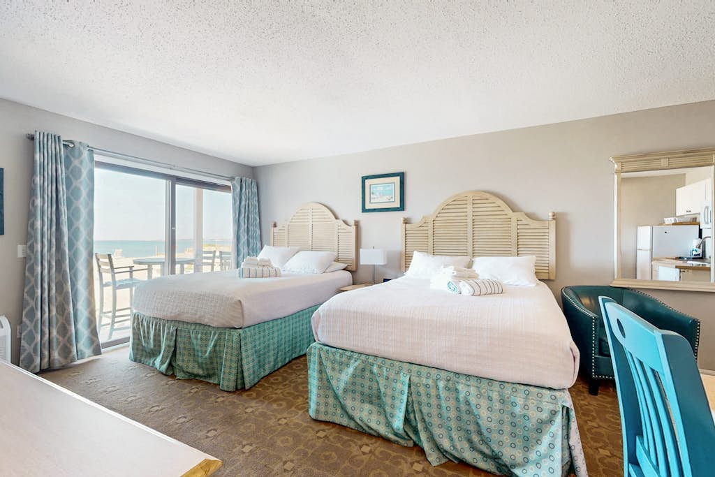 Oceanfront gem with amazing beach views, AC & WiFi - dogs welcome