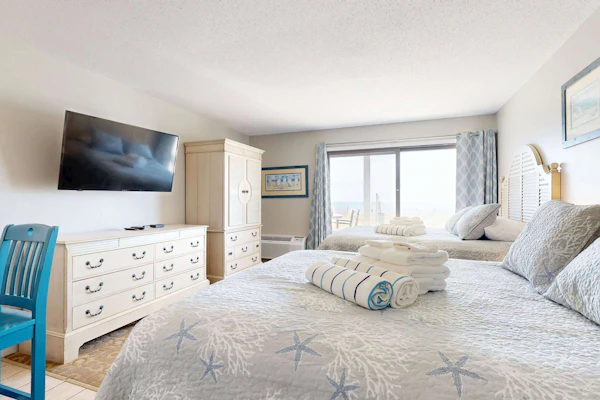 Oceanfront gem with amazing beach views, AC & WiFi - dogs welcome