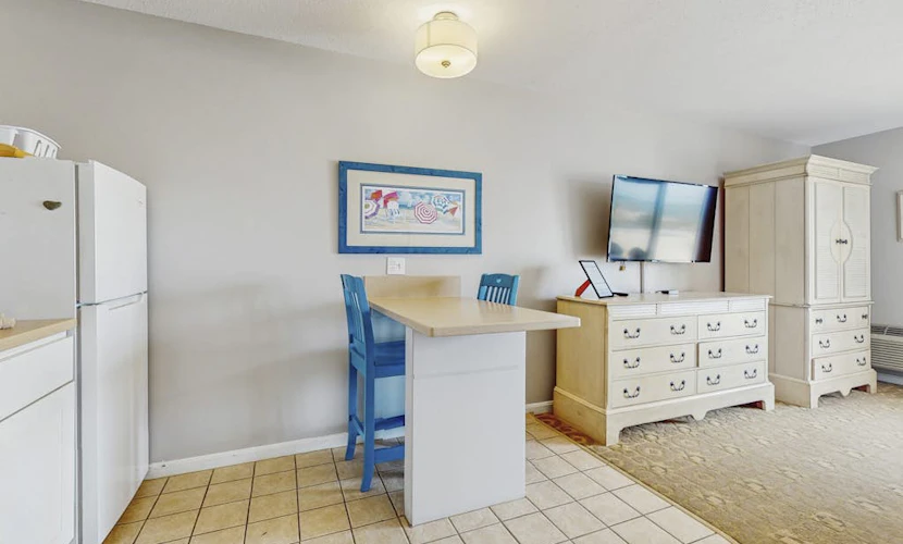 Oceanfront studio suite with amazing views, patio & AC - dogs welcome