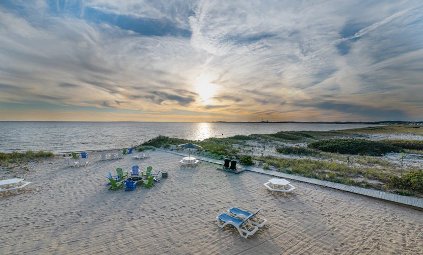 Oceanfront studio suite with amazing views, patio & AC - dogs welcome