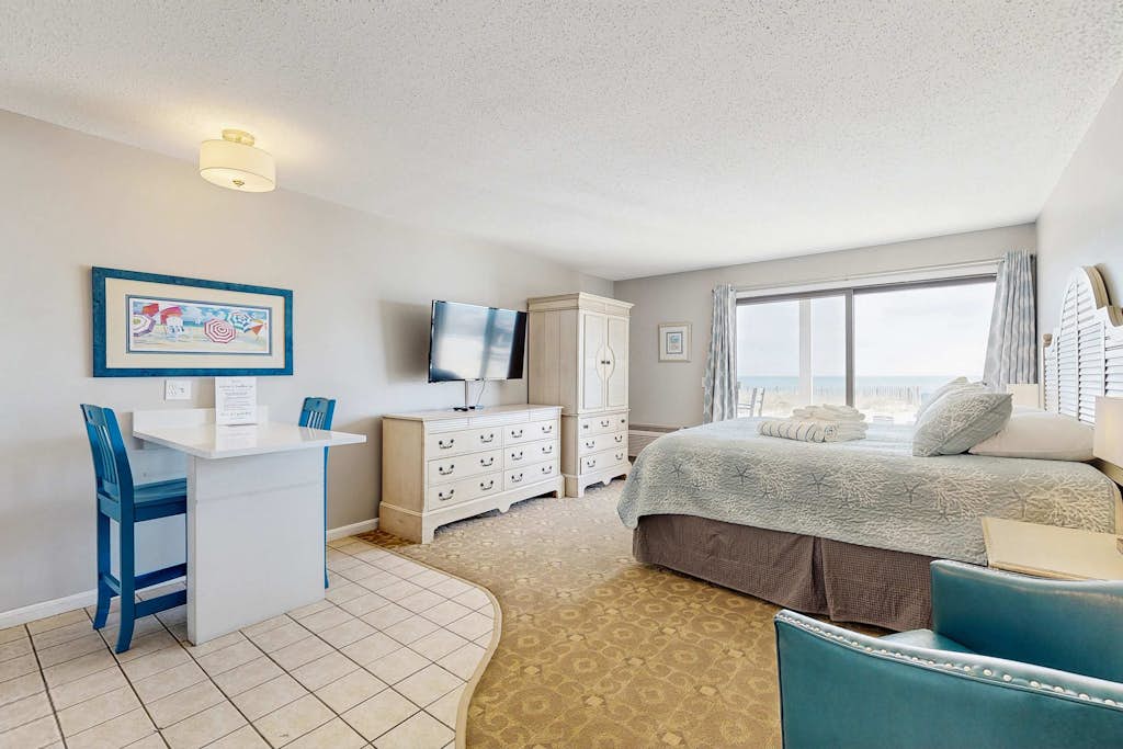 Oceanfront studio suite with amazing views, patio & AC - dogs welcome