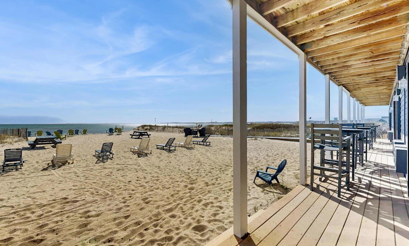 Oceanfront studio suite with amazing views, patio & AC - dogs welcome